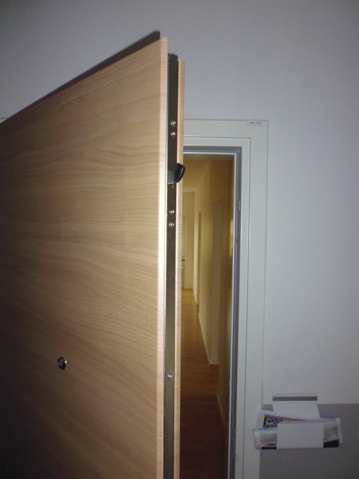 Nya säkerhetsdörrar med sidokolv Nya säkerhetsdörrar med sidokolv